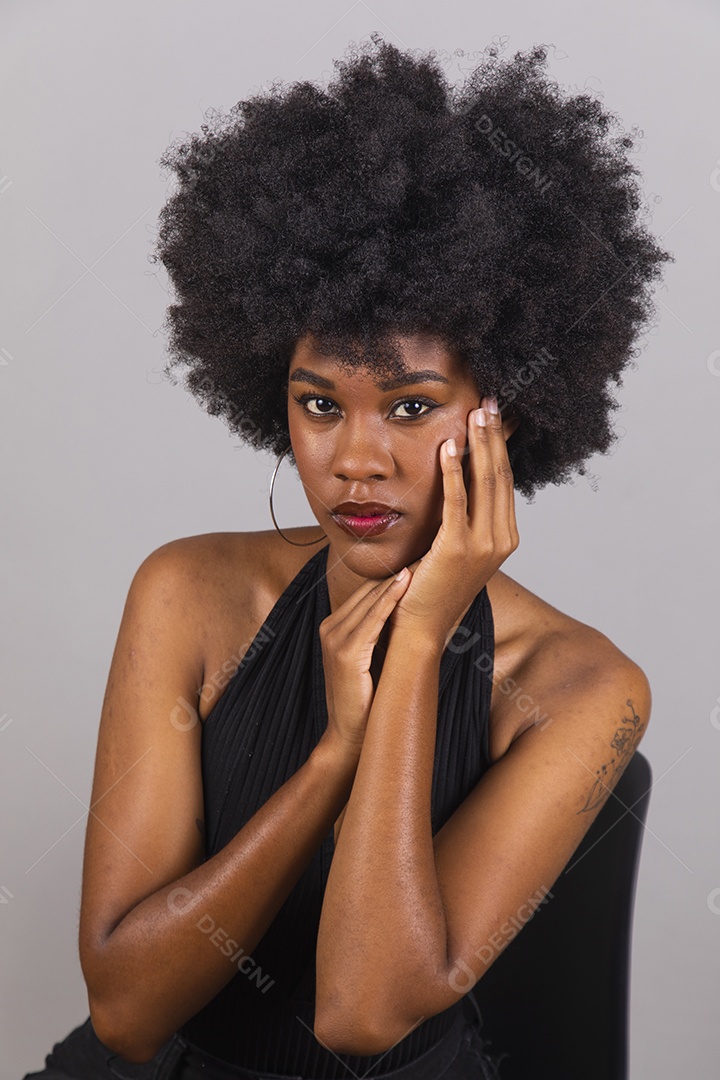 Linda mulher jovem garota cabelo afro sobre fundo isolado