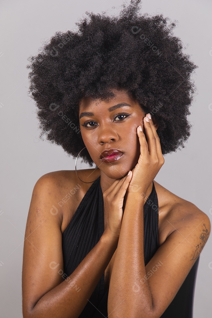 Linda mulher jovem garota cabelo afro sobre fundo isolado