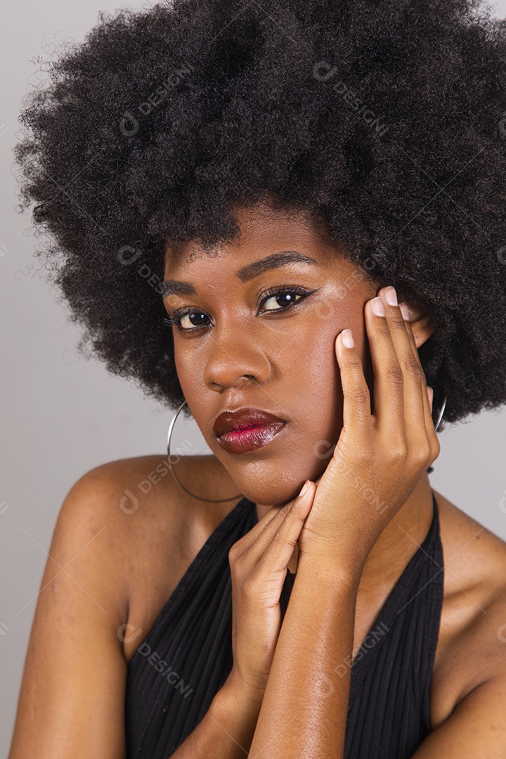 Linda mulher jovem garota cabelo afro sobre fundo isolado