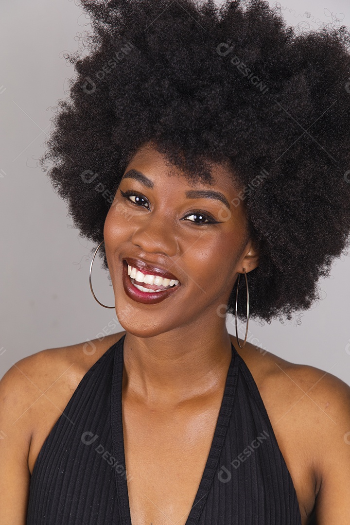 Linda mulher jovem garota cabelo afro sobre fundo isolado