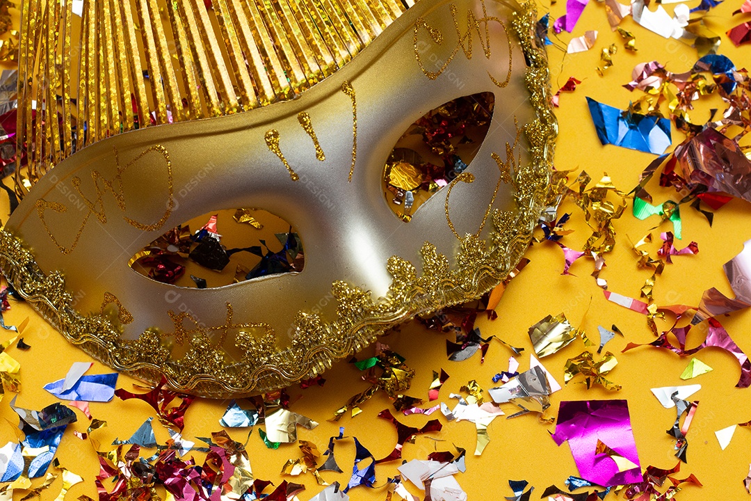 Máscaras de carnaval coloridas no fundo colorido com vários ornamentos