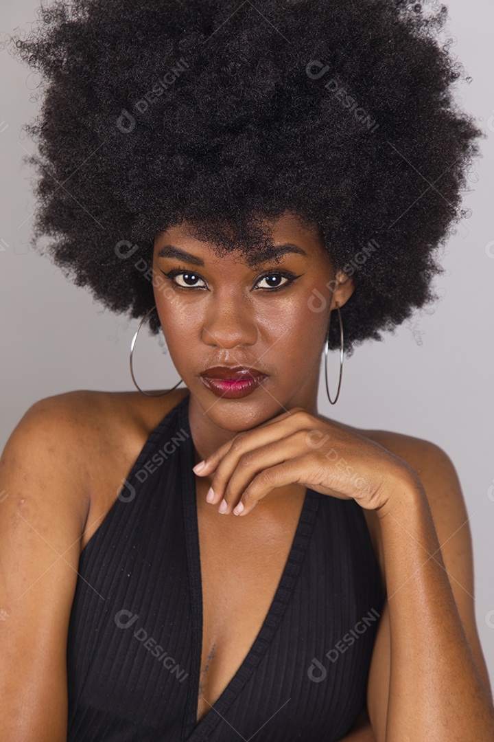 Linda mulher jovem garota cabelo afro sobre fundo isolado