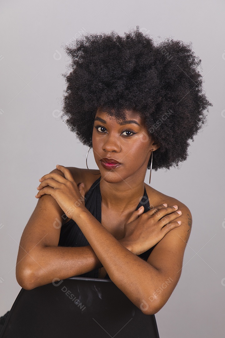 Linda mulher jovem garota cabelo afro sobre fundo isolado