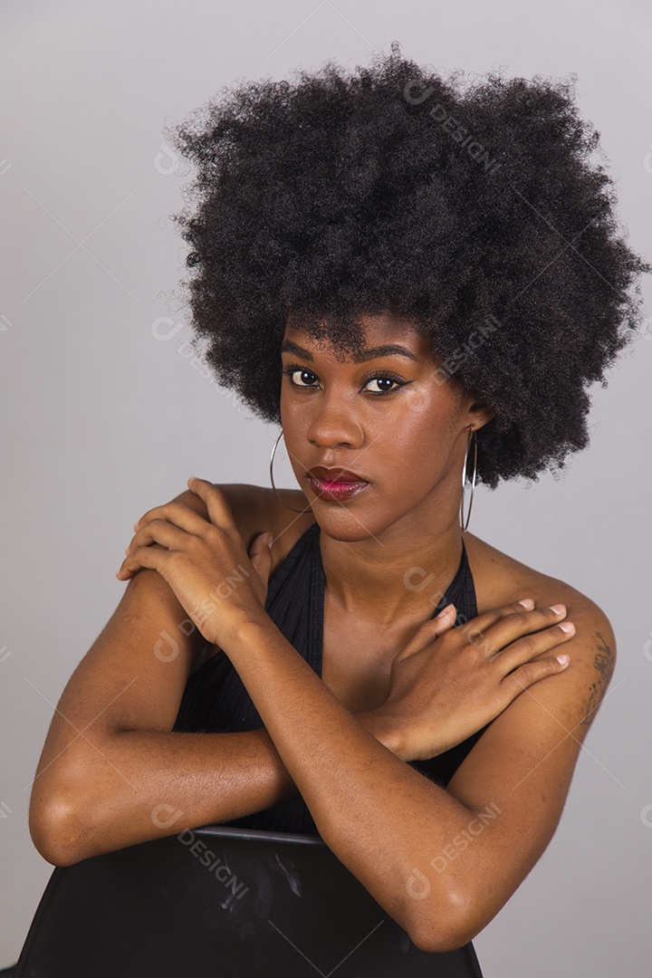 Linda mulher jovem garota cabelo afro sobre fundo isolado