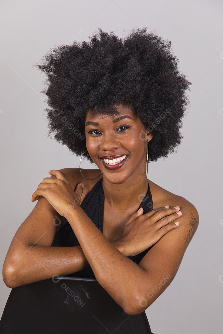 Linda mulher jovem garota cabelo afro sobre fundo isolado