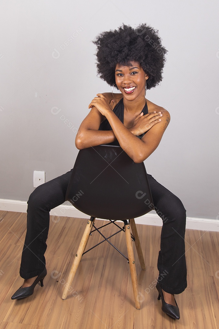 Linda mulher jovem garota cabelo afro sobre fundo isolado