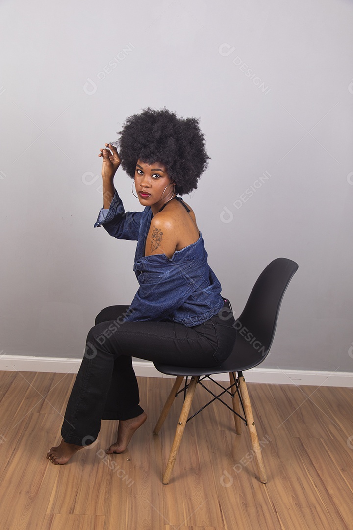 Linda mulher jovem garota cabelo afro sobre fundo isolado