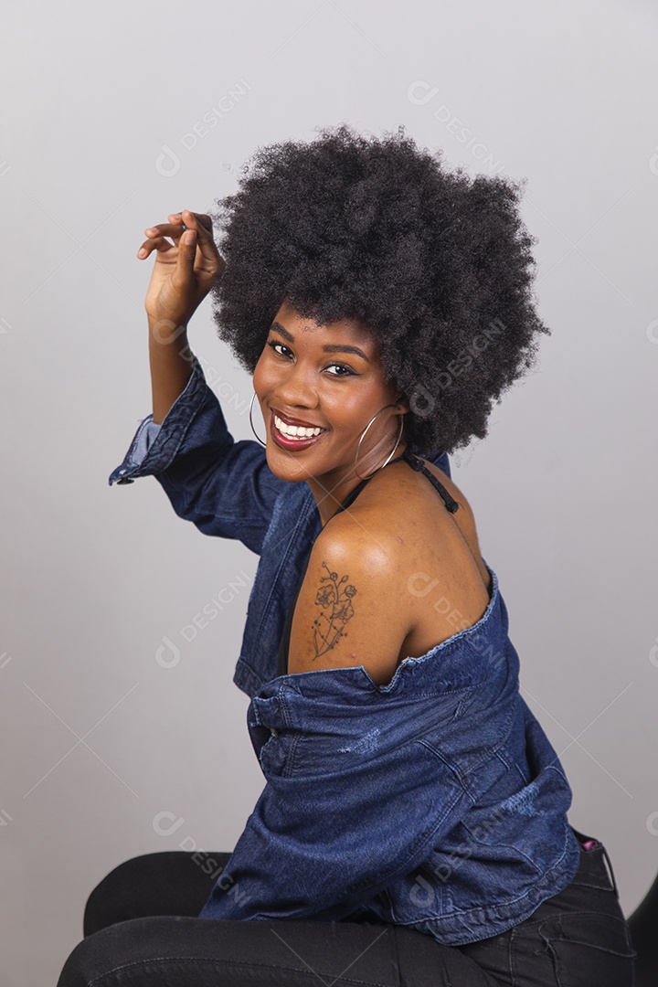 Linda mulher jovem garota cabelo afro sobre fundo isolado