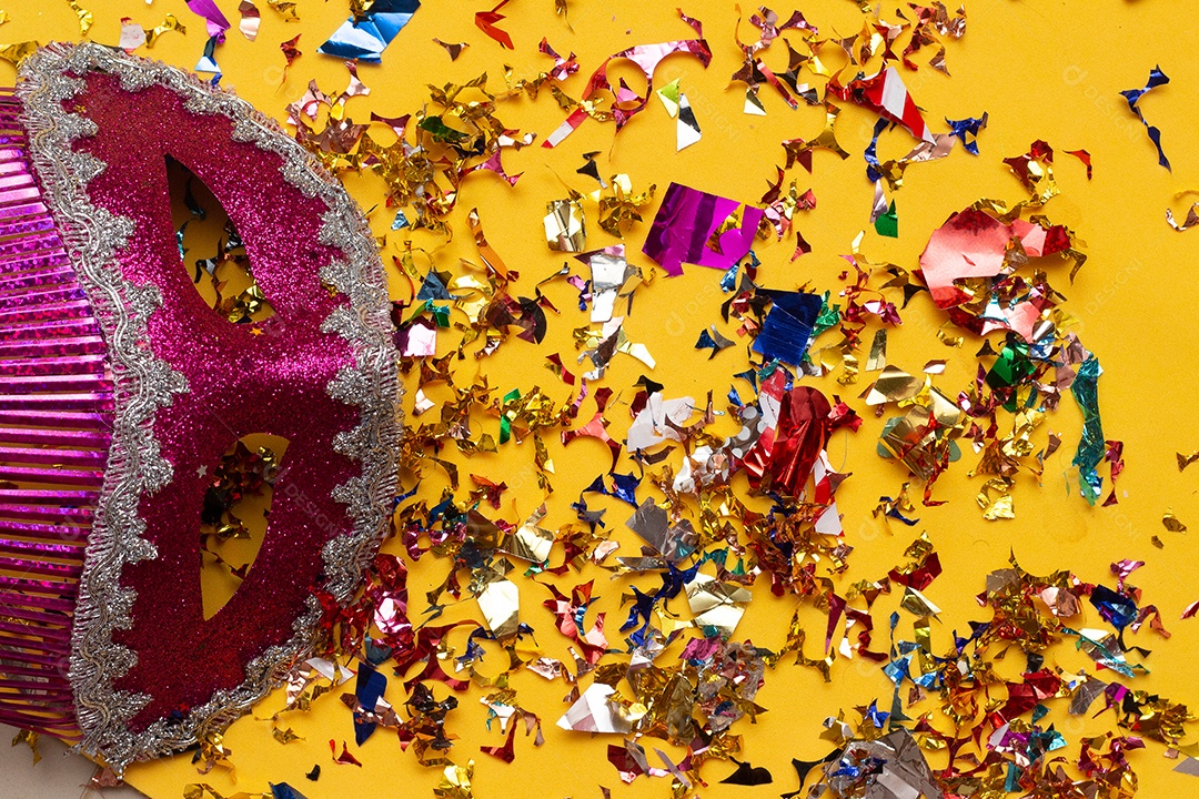 Máscaras de carnaval coloridas no fundo colorido com vários ornamentos