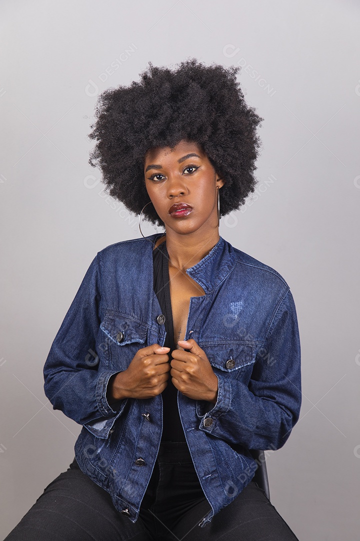 Linda mulher jovem garota cabelo afro sobre fundo isolado