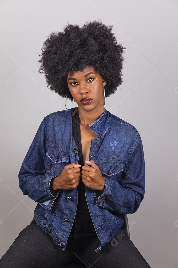 Linda mulher jovem garota cabelo afro sobre fundo isolado