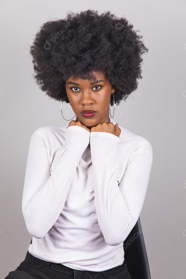 Linda mulher jovem garota cabelo afro sobre fundo isolado