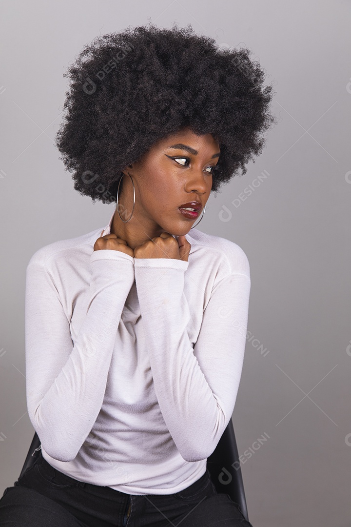 Linda mulher jovem garota cabelo afro sobre fundo isolado