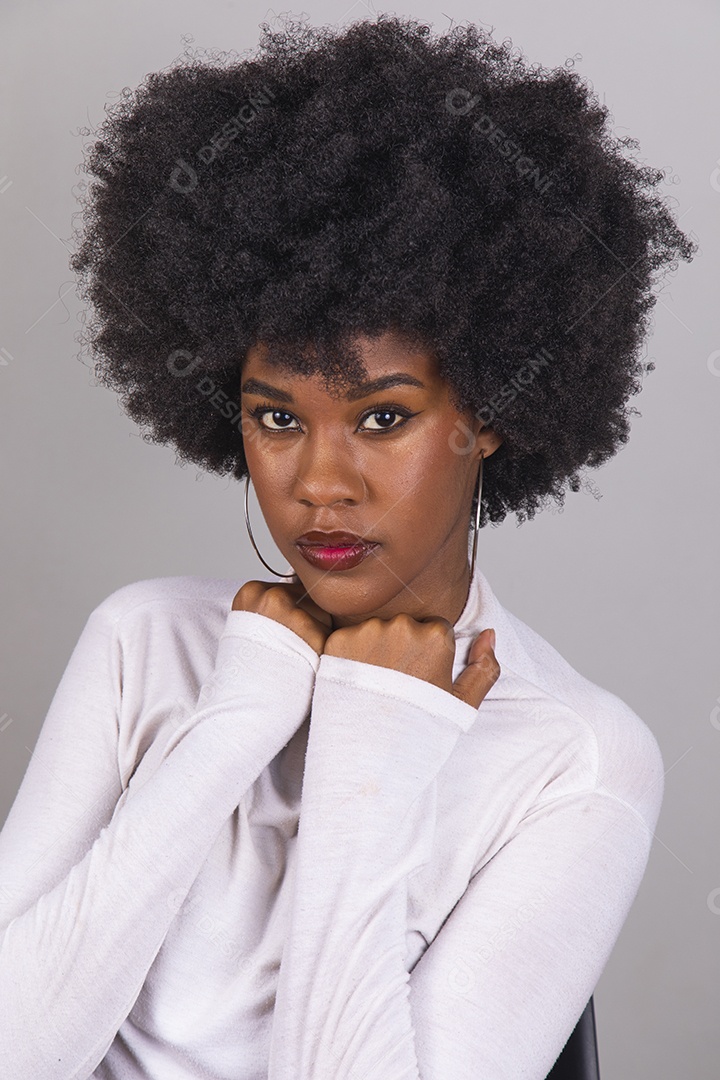 Linda mulher jovem garota cabelo afro sobre fundo isolado