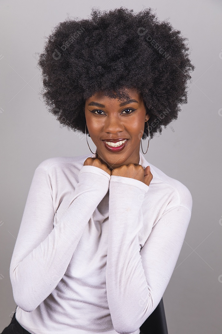 Linda mulher jovem garota cabelo afro sobre fundo isolado