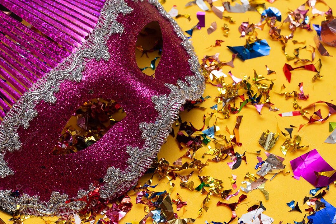 Máscaras de carnaval coloridas no fundo colorido com vários ornamentos