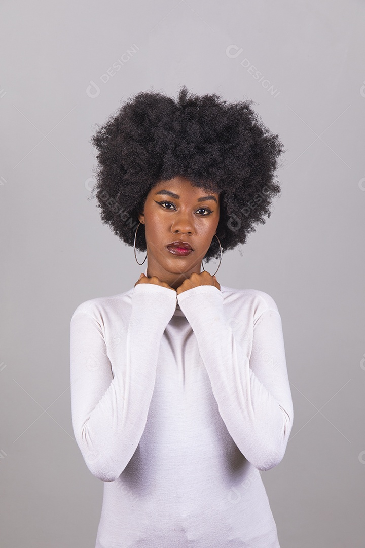 Linda mulher jovem garota cabelo afro sobre fundo isolado