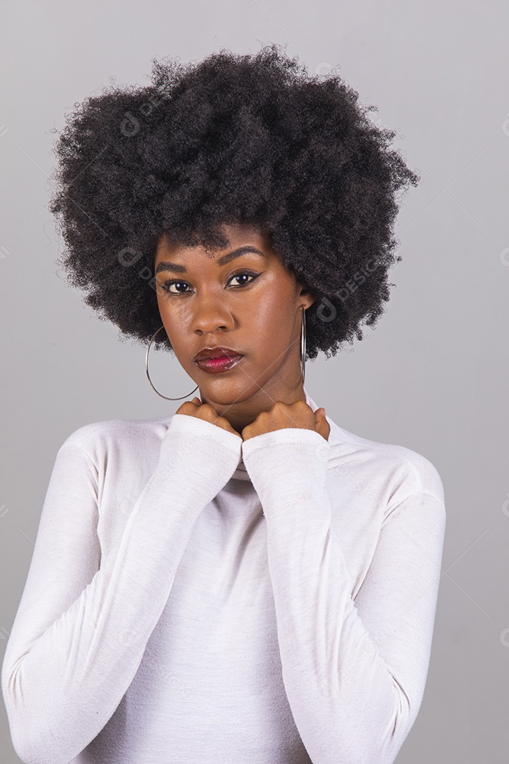 Linda mulher jovem garota cabelo afro sobre fundo isolado