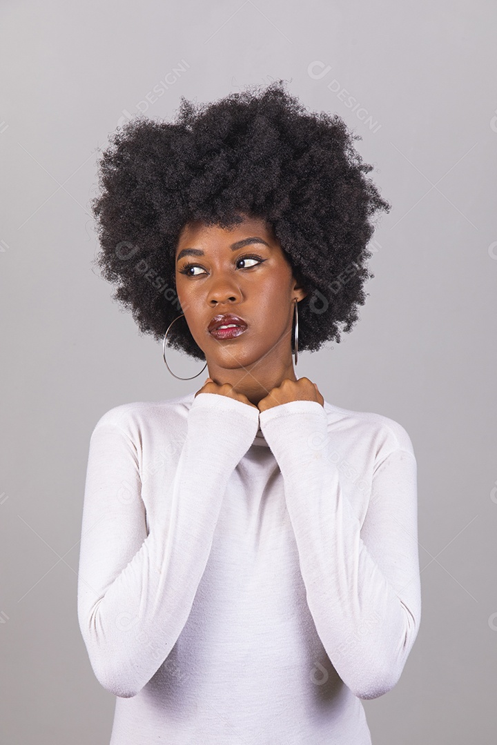 Linda mulher jovem garota cabelo afro sobre fundo isolado