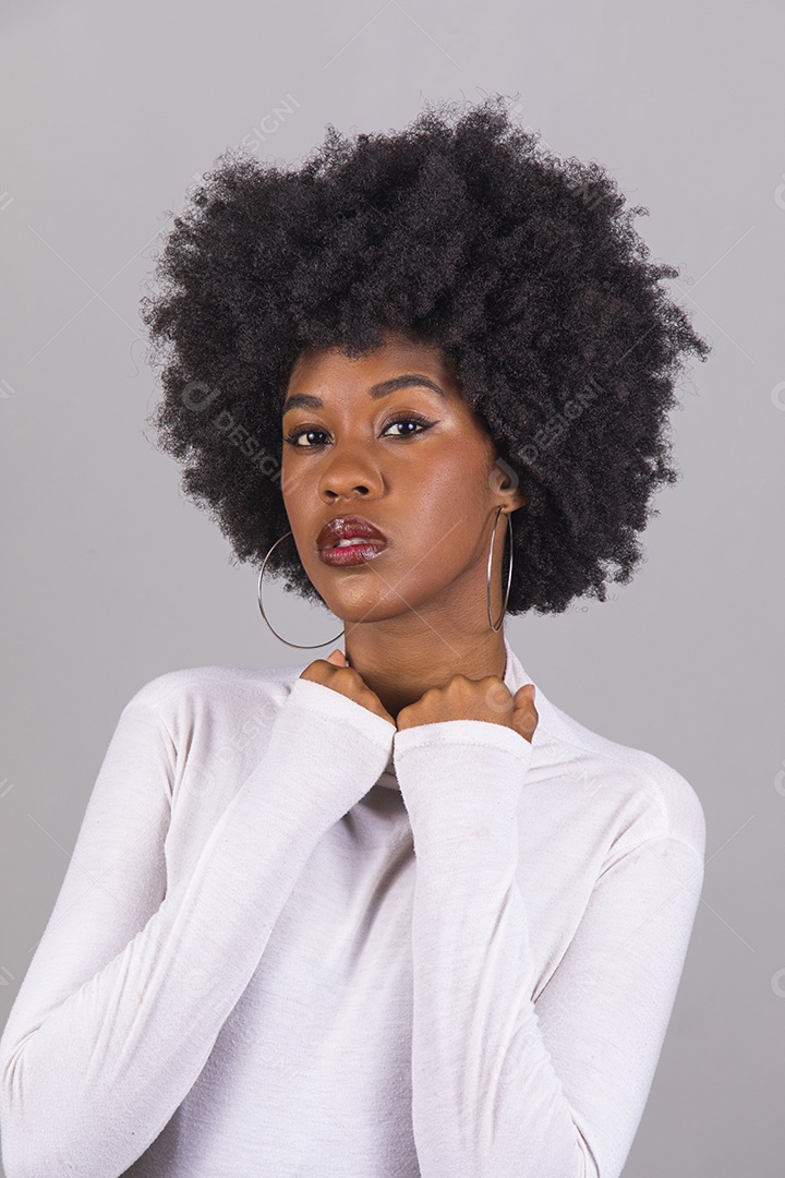 Linda mulher jovem garota cabelo afro sobre fundo isolado