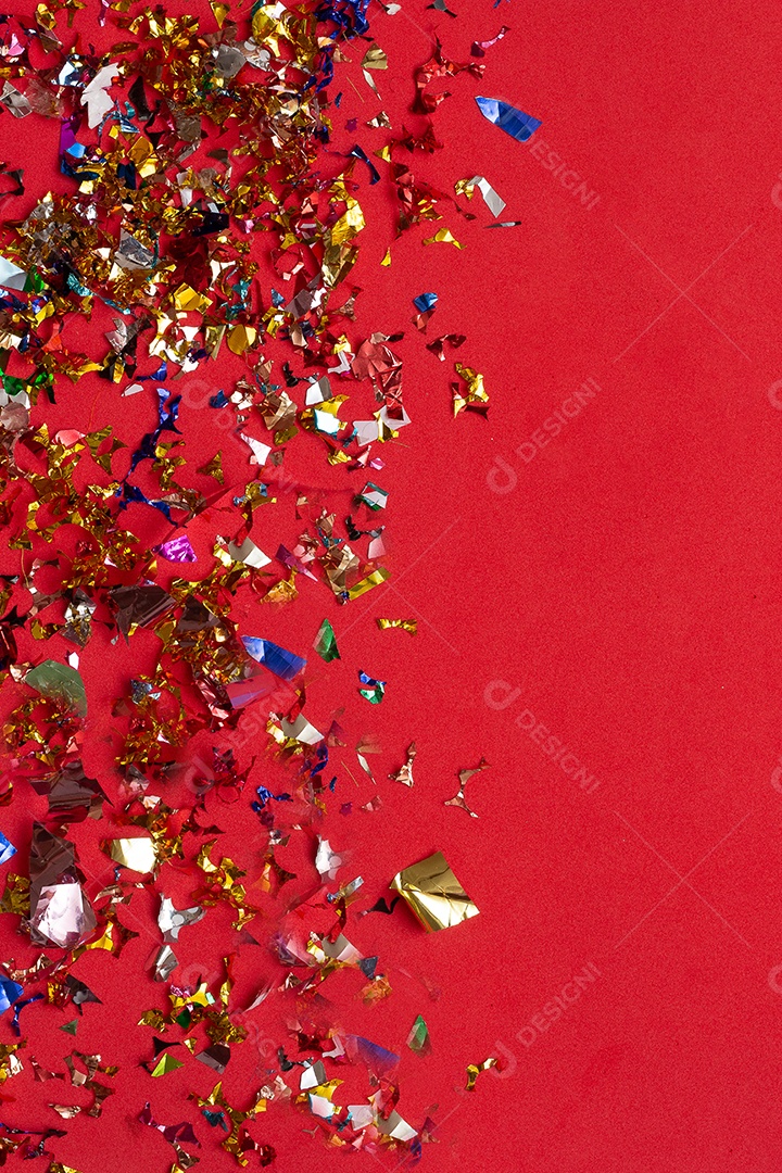 Confetes colorido de carnaval em fundo vermelho