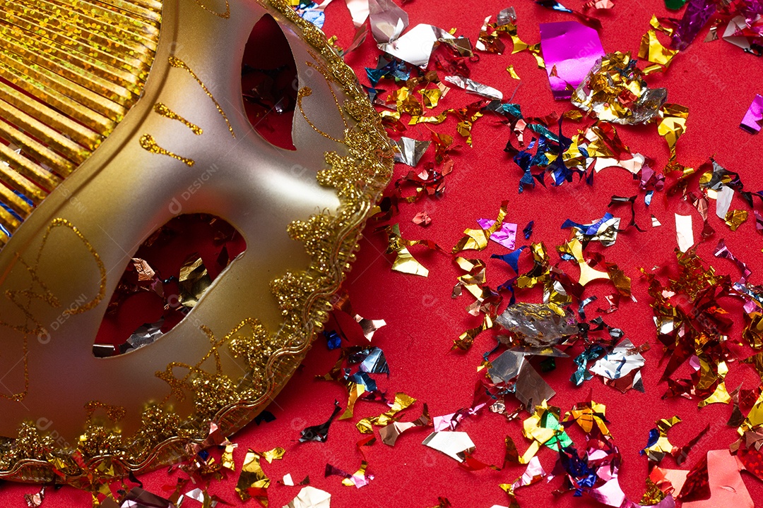 Máscaras de carnaval coloridas no fundo colorido com vários ornamentos