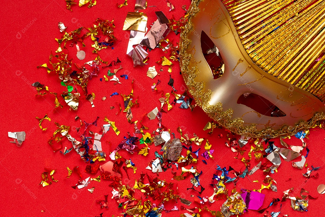 Máscaras de carnaval coloridas no fundo colorido com vários ornamentos