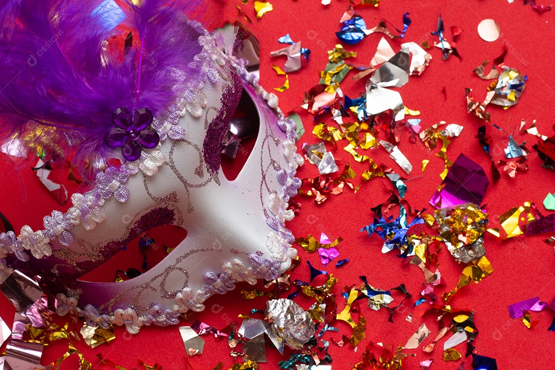 Máscaras de carnaval coloridas no fundo colorido com vários ornamentos