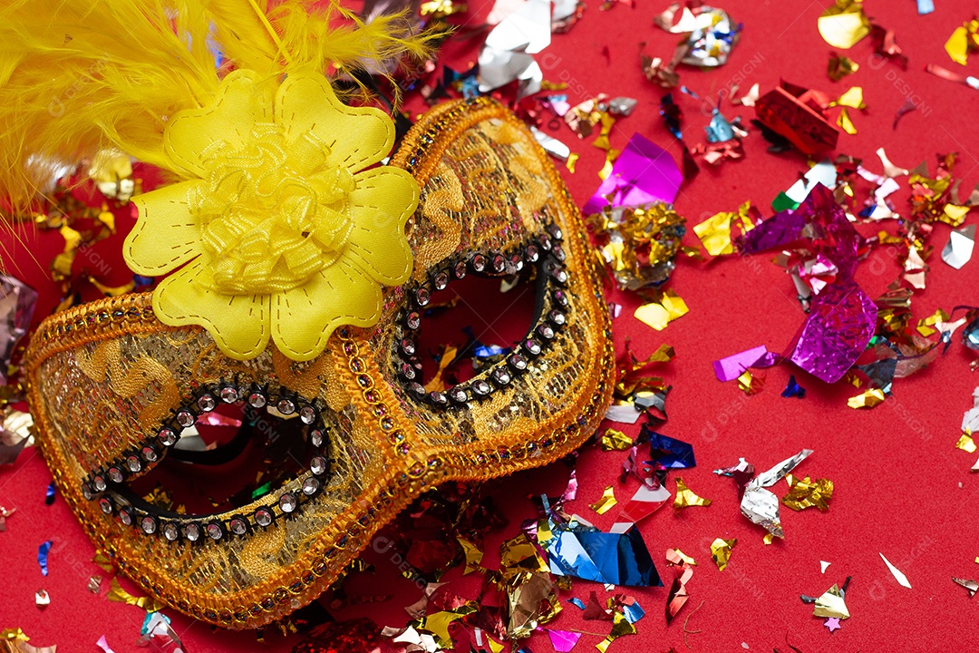 Máscaras de carnaval coloridas no fundo colorido com vários ornamentos