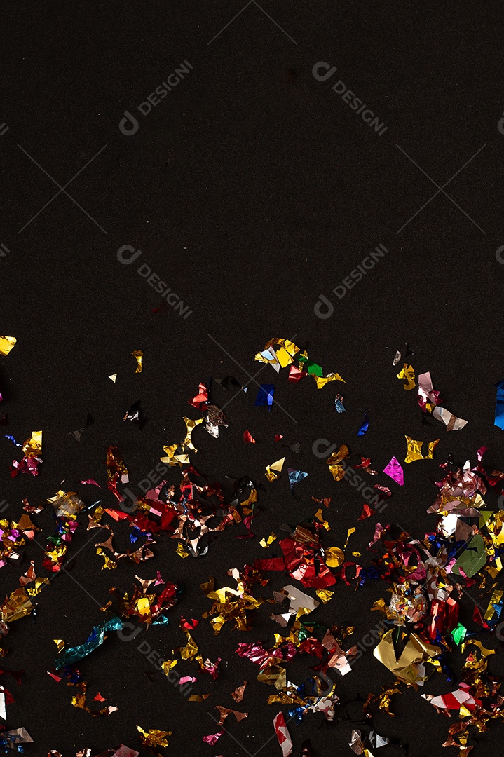 Máscaras de carnaval coloridas no fundo colorido com vários ornamentos