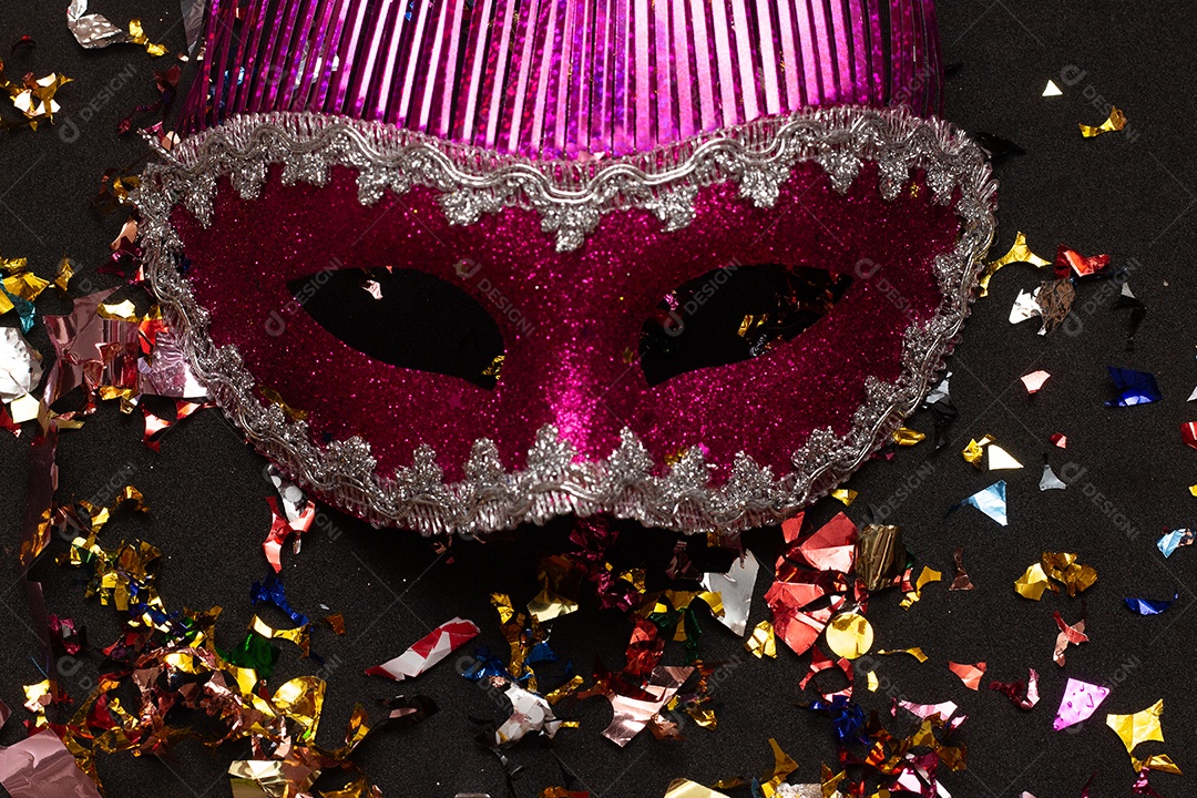 Máscaras de carnaval coloridas no fundo colorido com vários ornamentos