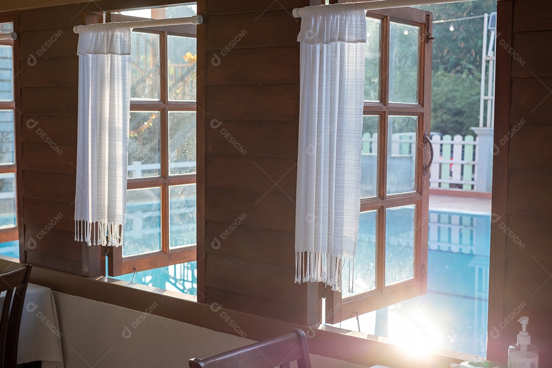 Piscineiro limpando a piscina