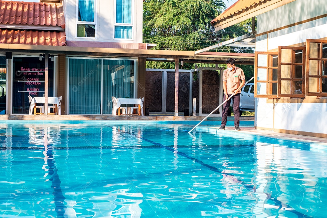 Piscineiro limpando a piscina