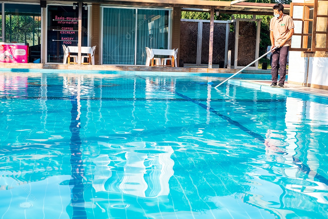 Piscineiro limpando a piscina