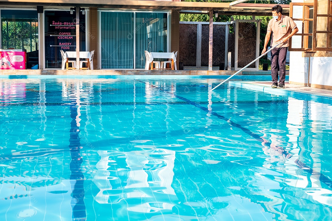 Piscineiro limpando a piscina