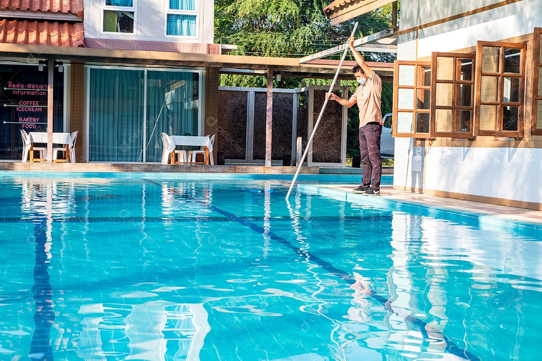 Piscineiro limpando a piscina