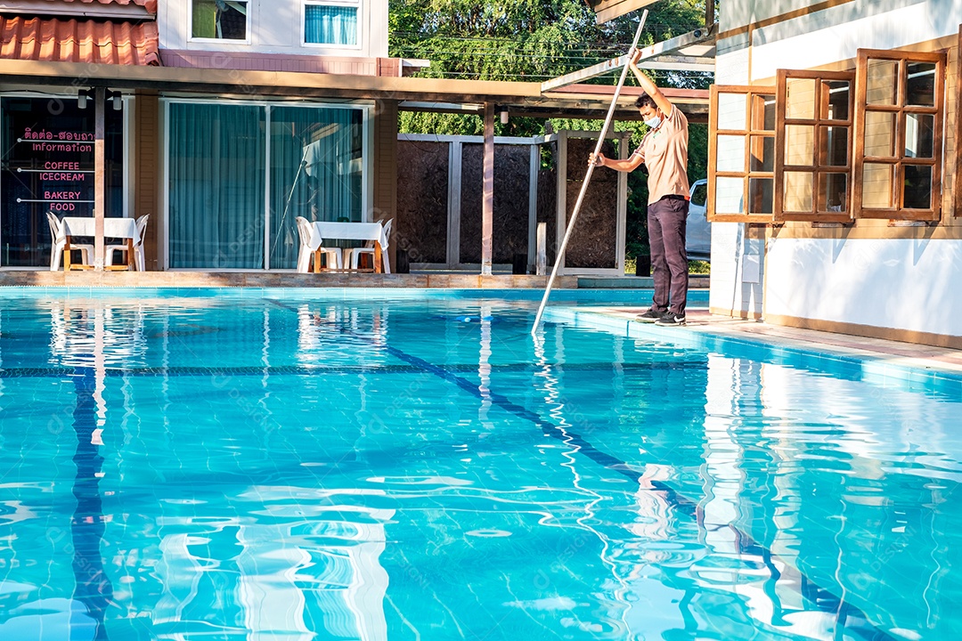 Piscineiro limpando a piscina