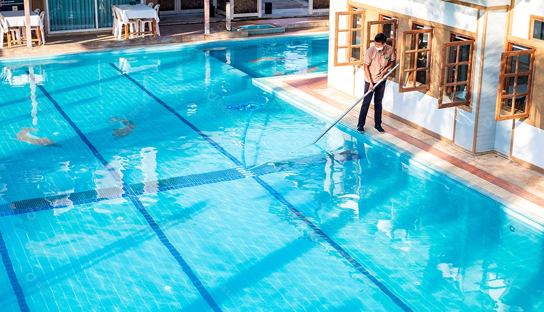 Piscineiro limpando a piscina