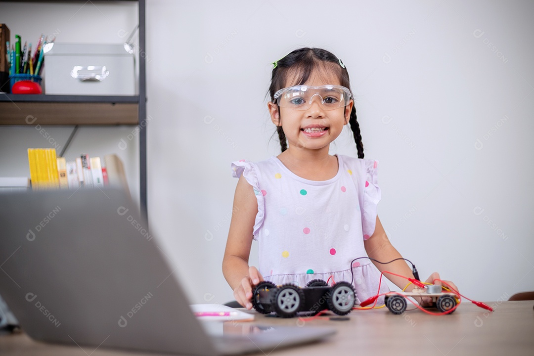 Estudante asiática aprendem em casa codificando carros robôs e cabos de placas eletrônicas em STEM, STEAM, código de computador de tecnologia de engenharia matemática em robótica para conceitos infantis.
