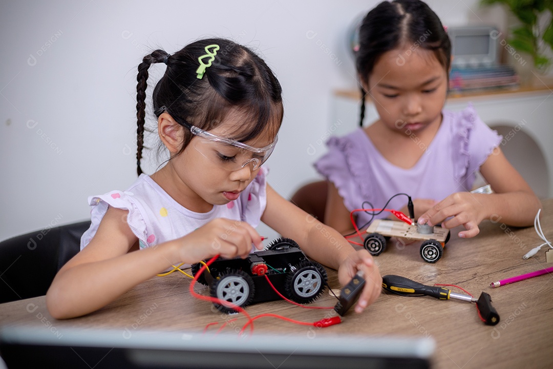 Estudantes asiáticos aprendem em casa codificando carros robôs e cabos de placas eletrônicas em STEM, STEAM, código de computador de tecnologia de engenharia matemática em robótica para conceitos infantis.