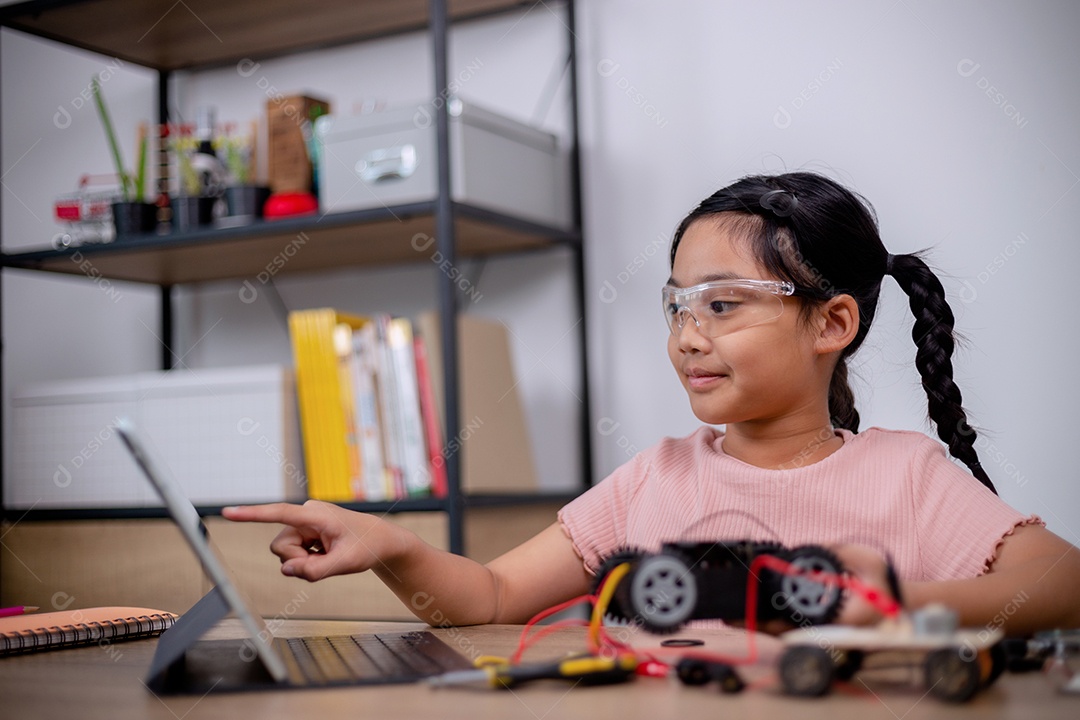 Estudante asiática aprendem em casa codificando carros robôs e cabos de placas eletrônicas em STEM, STEAM, código de computador de tecnologia de engenharia matemática em robótica para conceitos infantis.