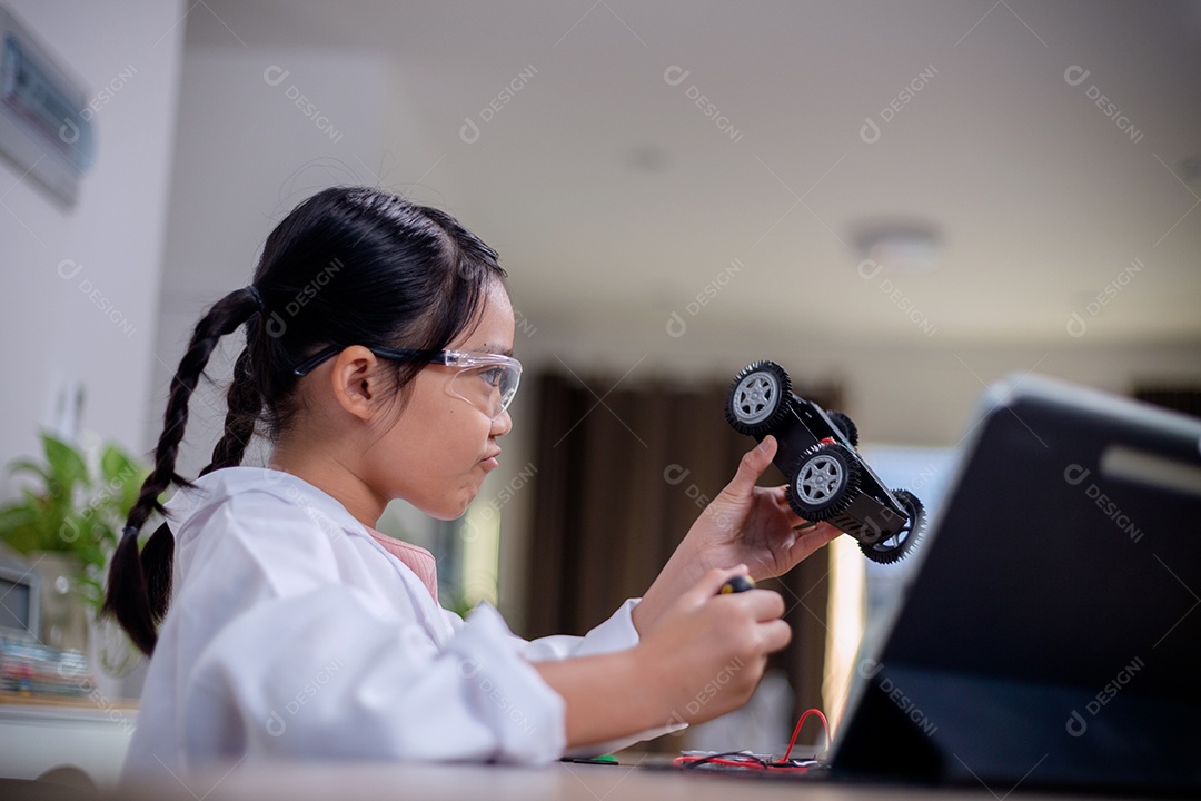 Estudante asiática aprendem em casa codificando carros robôs e cabos de placas eletrônicas em STEM, STEAM, código de computador de tecnologia de engenharia matemática em robótica para conceitos infantis.