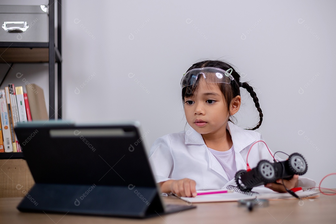 Estudante asiática aprendem em casa codificando carros robôs e cabos de placas eletrônicas em STEM, STEAM, código de computador de tecnologia de engenharia matemática em robótica para conceitos infantis.