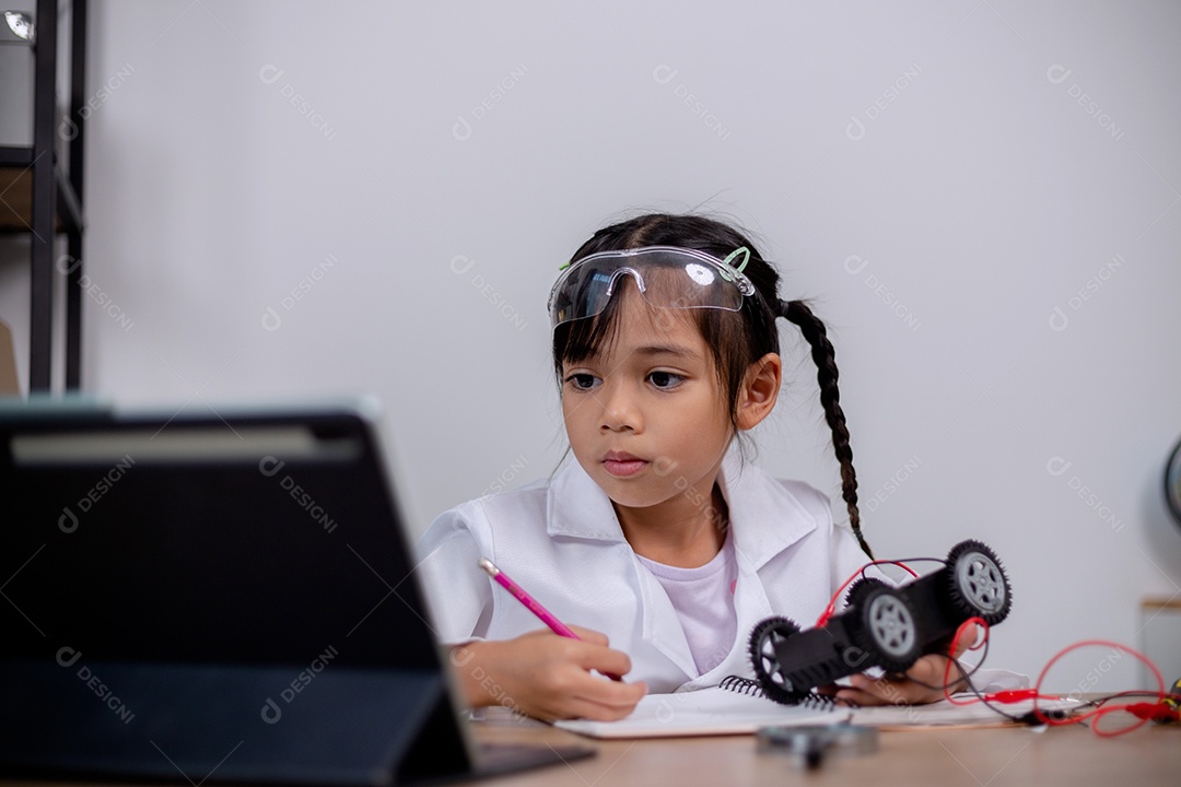 Estudante asiática aprendem em casa codificando carros robôs e cabos de placas eletrônicas em STEM, STEAM, código de computador de tecnologia de engenharia matemática em robótica para conceitos infantis.