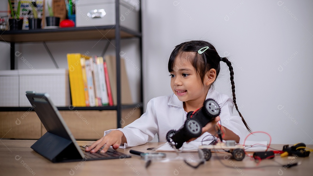 Estudante asiática aprendem em casa codificando carros robôs e cabos de placas eletrônicas em STEM, STEAM, código de computador de tecnologia de engenharia matemática em robótica para conceitos infantis.