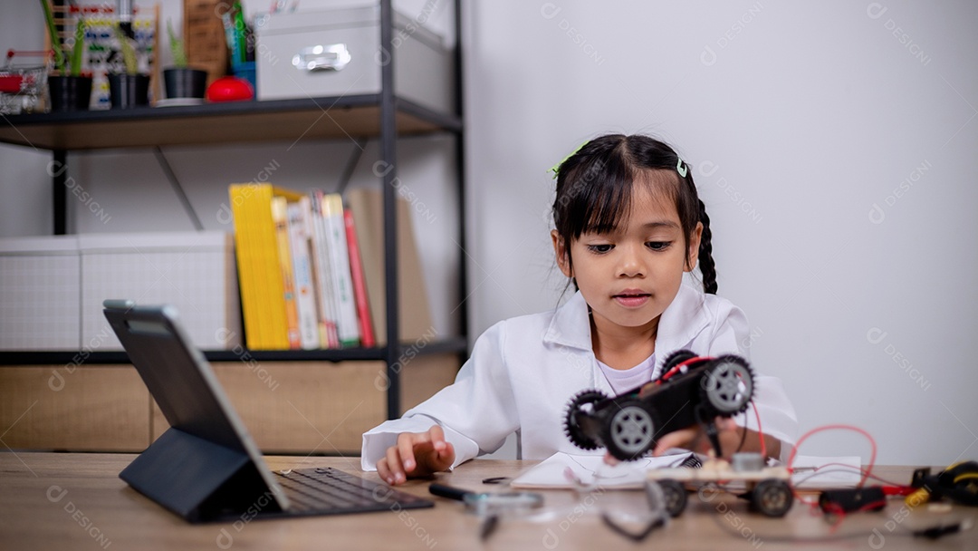 Estudante asiática aprendem em casa codificando carros robôs e cabos de placas eletrônicas em STEM, STEAM, código de computador de tecnologia de engenharia matemática em robótica para conceitos infantis.