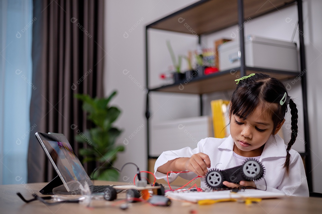 Estudante asiática aprendem em casa codificando carros robôs e cabos de placas eletrônicas em STEM, STEAM, código de computador de tecnologia de engenharia matemática em robótica para conceitos infantis.