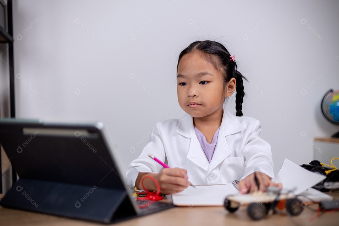 Estudante asiática aprendem em casa codificando carros robôs e cabos de placas eletrônicas em STEM, STEAM, código de computador de tecnologia de engenharia matemática em robótica para conceitos infantis.