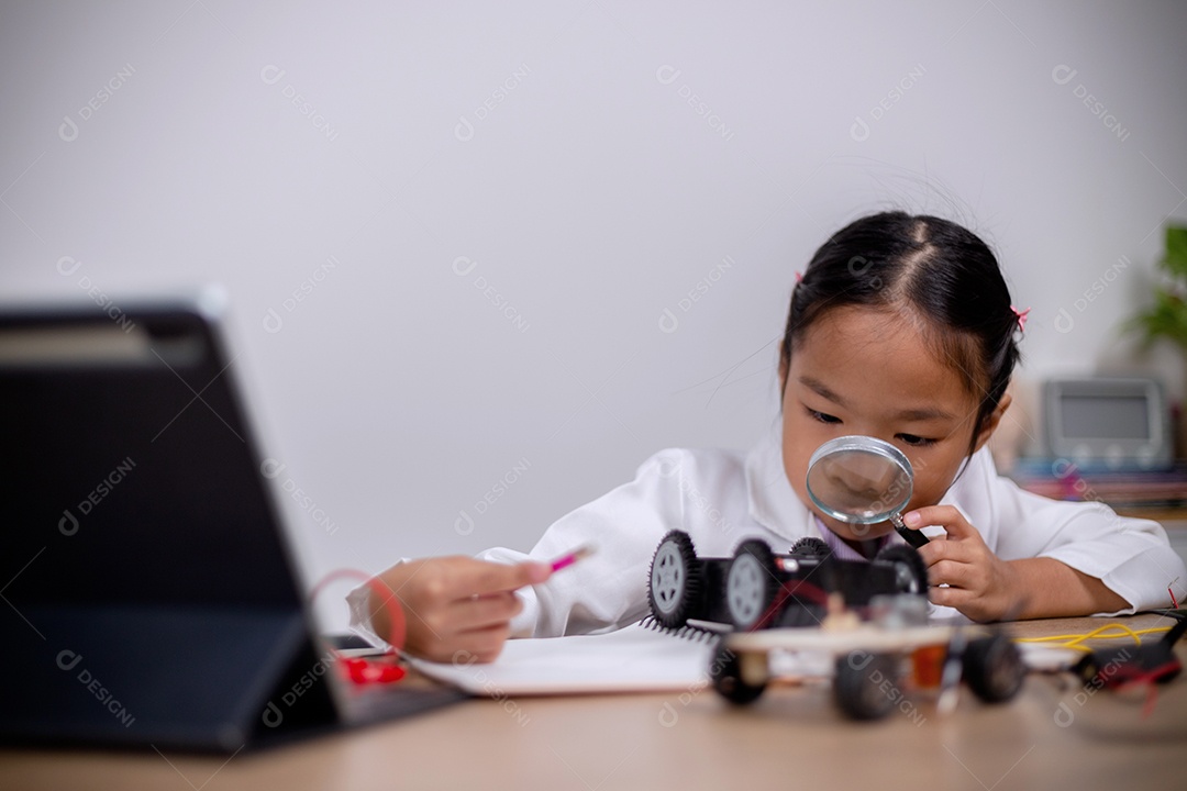 Estudante asiática aprendem em casa codificando carros robôs e cabos de placas eletrônicas em STEM, STEAM, código de computador de tecnologia de engenharia matemática em robótica para conceitos infantis.
