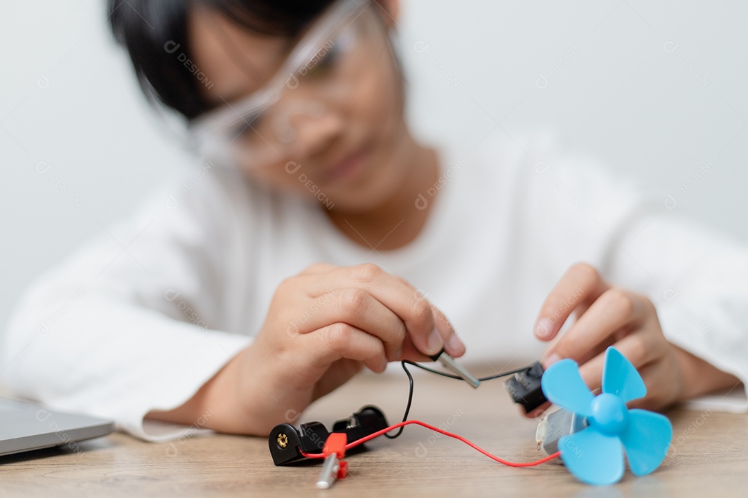 Estudante asiática aprendem em casa codificando carros robôs e cabos de placas eletrônicas em STEM, STEAM, código de computador de tecnologia de engenharia matemática em robótica para conceitos infantis.